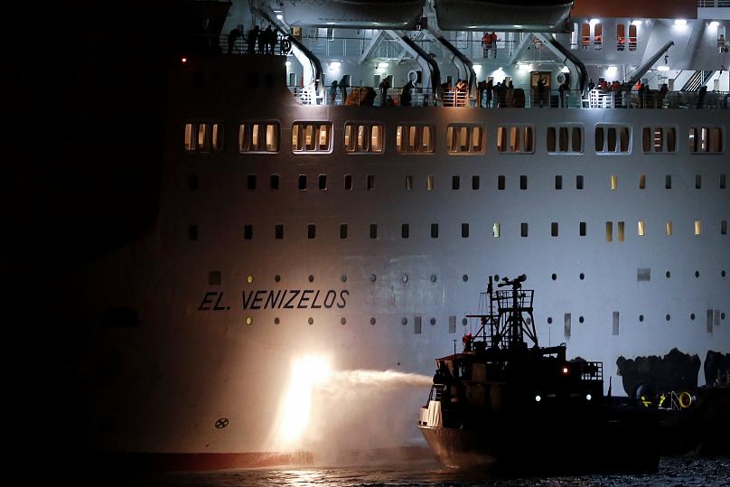 Grecia: pánico a bordo de un ferry griego en llamas