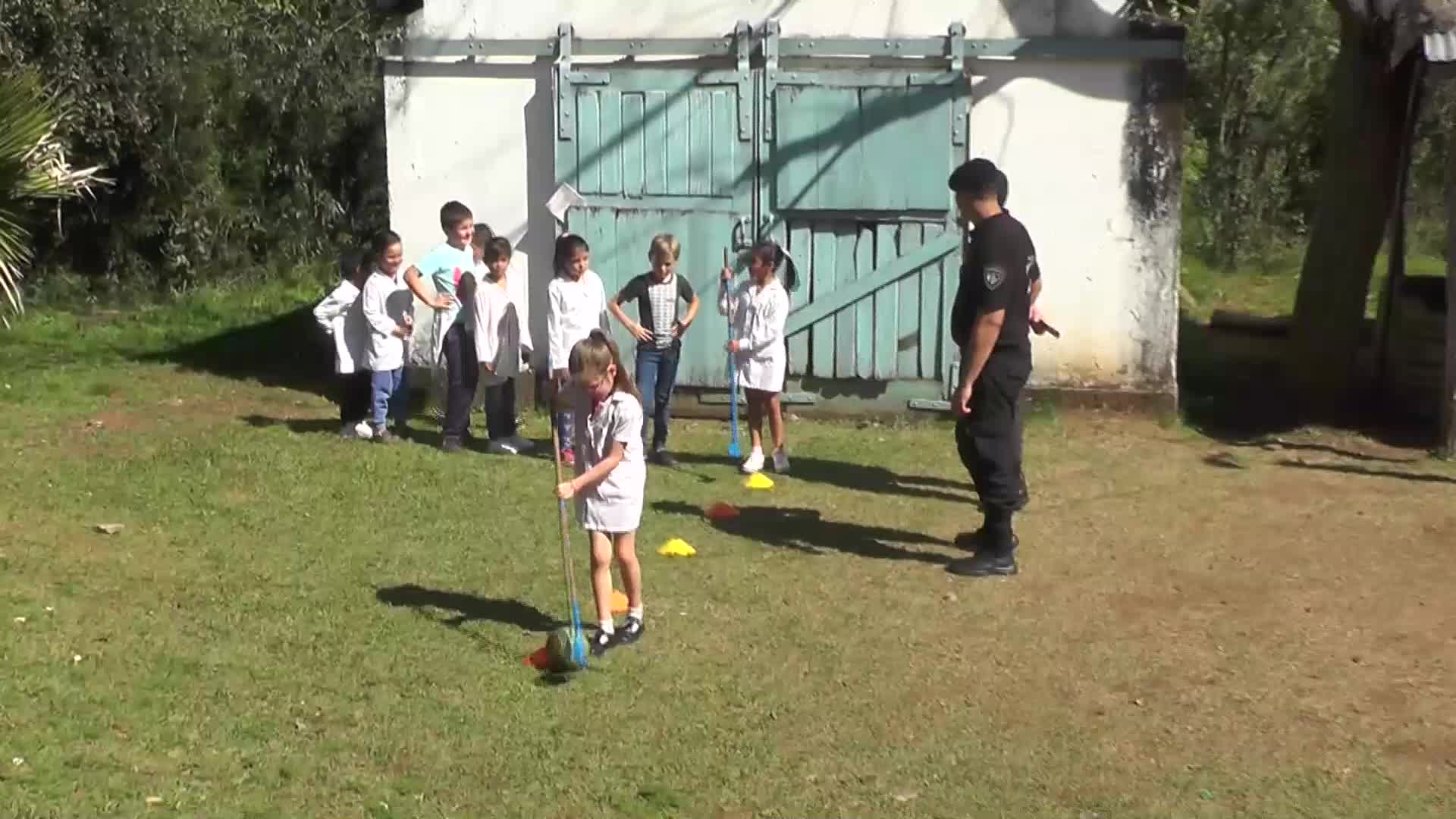 Oberá: la policía brindó charlas de prevención y llevó juegos recreativos a escuelas de la zona centro 