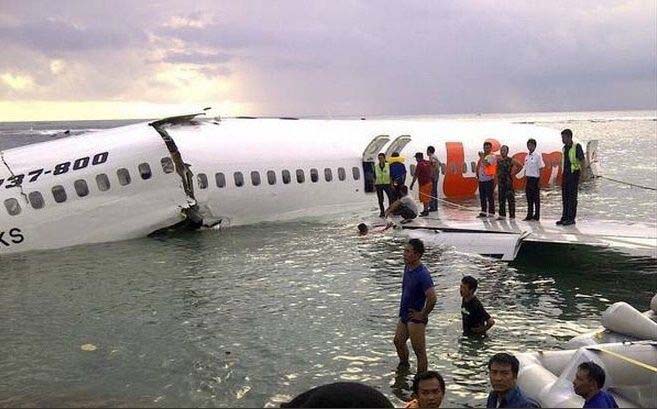 Tragedia aérea en Indonesia: se estrelló un avión con casi 200 personas a bordo