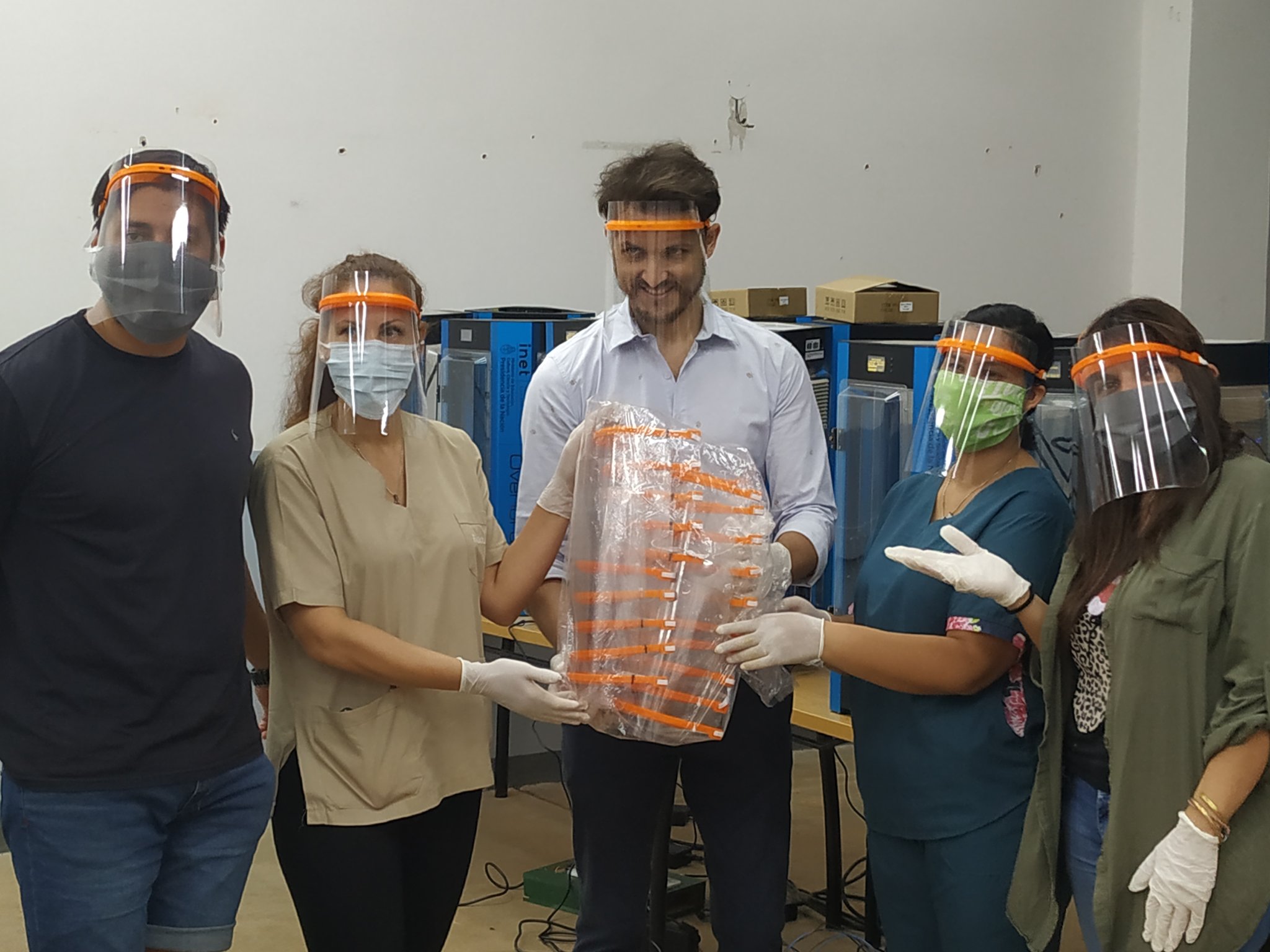 Docentes y estudiantes fabricaron protectores faciales para trabajadores de la salud