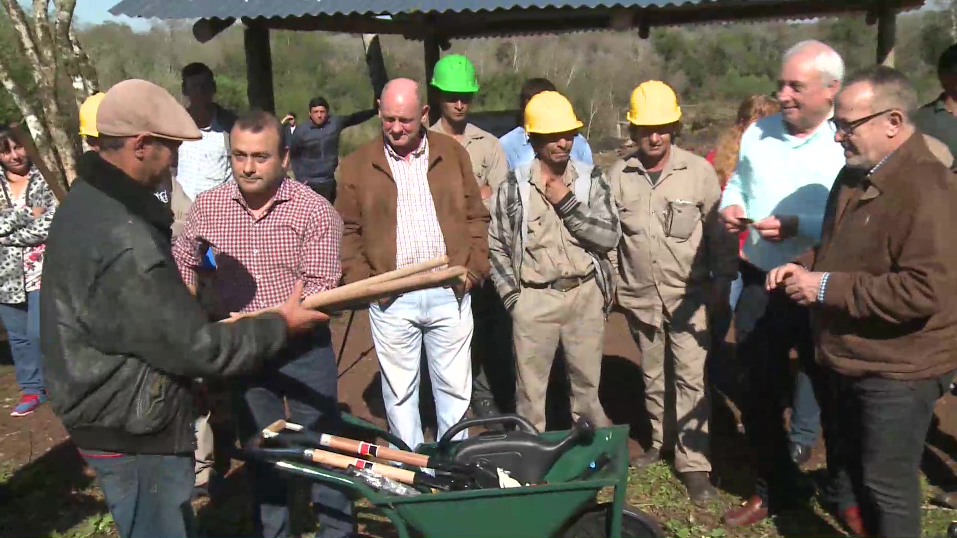 Colonia Roca Chica: productores carboneros recibieron herramientas
