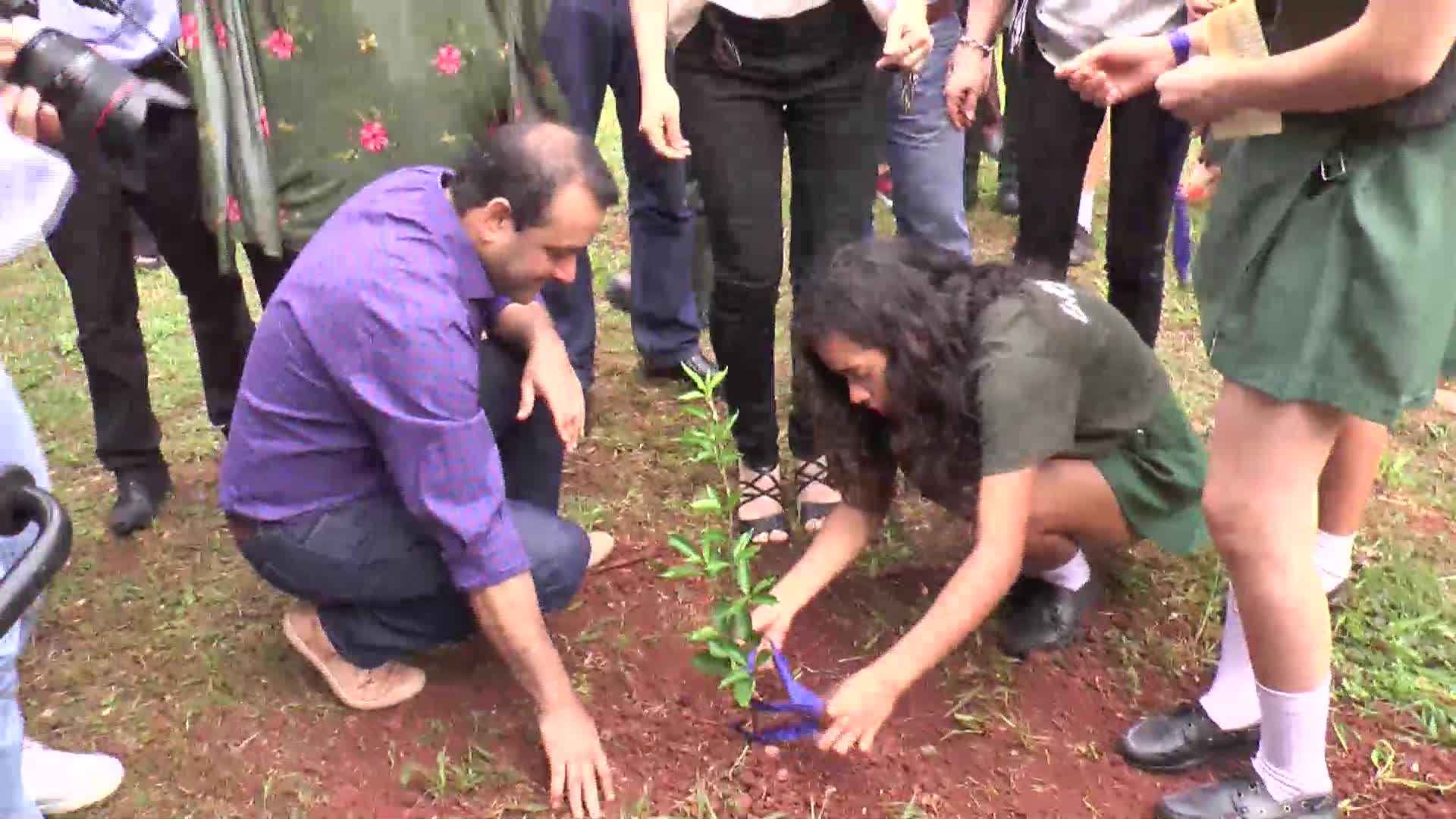 Cooperativismo: plantaron árboles frutales en la Comercio 18 junto al Vicegobernador