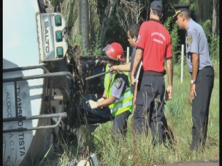Candelaria: volcó un camión cisterna con alquitrán