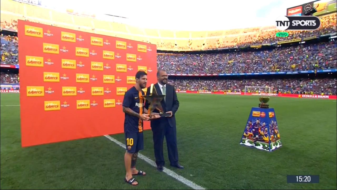 El Barcelona le ganó 3-0 a Boca. Messi muy relajado recibió el Trofeo Joan Gamper