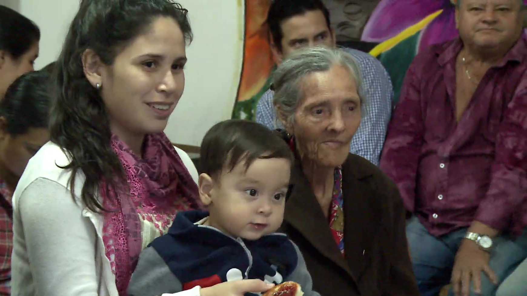 Homenaje a las madres: Dammer y Herrera Ahuad en el barrio 1° de Mayo 