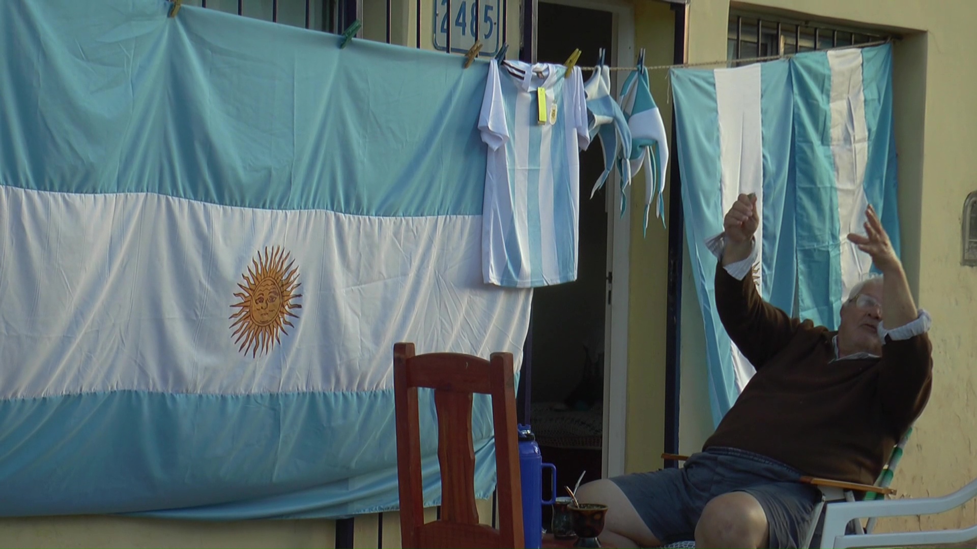 Aquiles García vende banderas hace más de 30 años